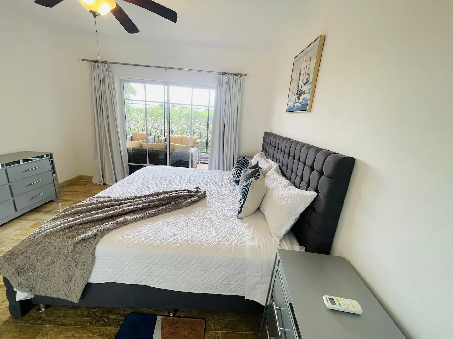 Dormitorio con cabecero gris