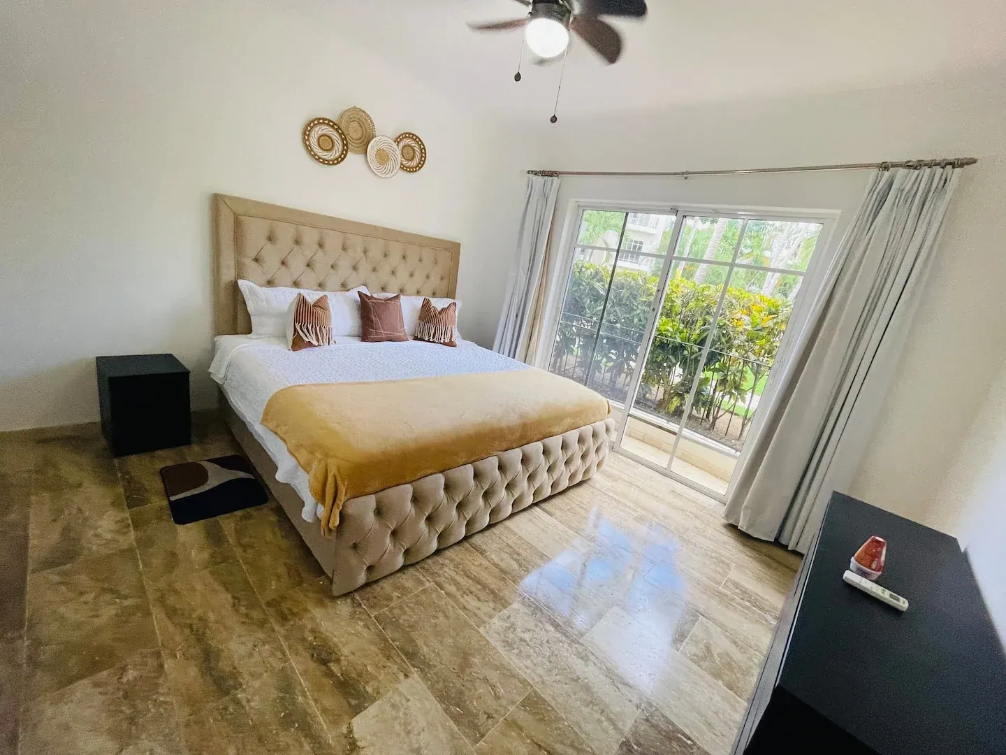 Segundo dormitorio con cabecero beige