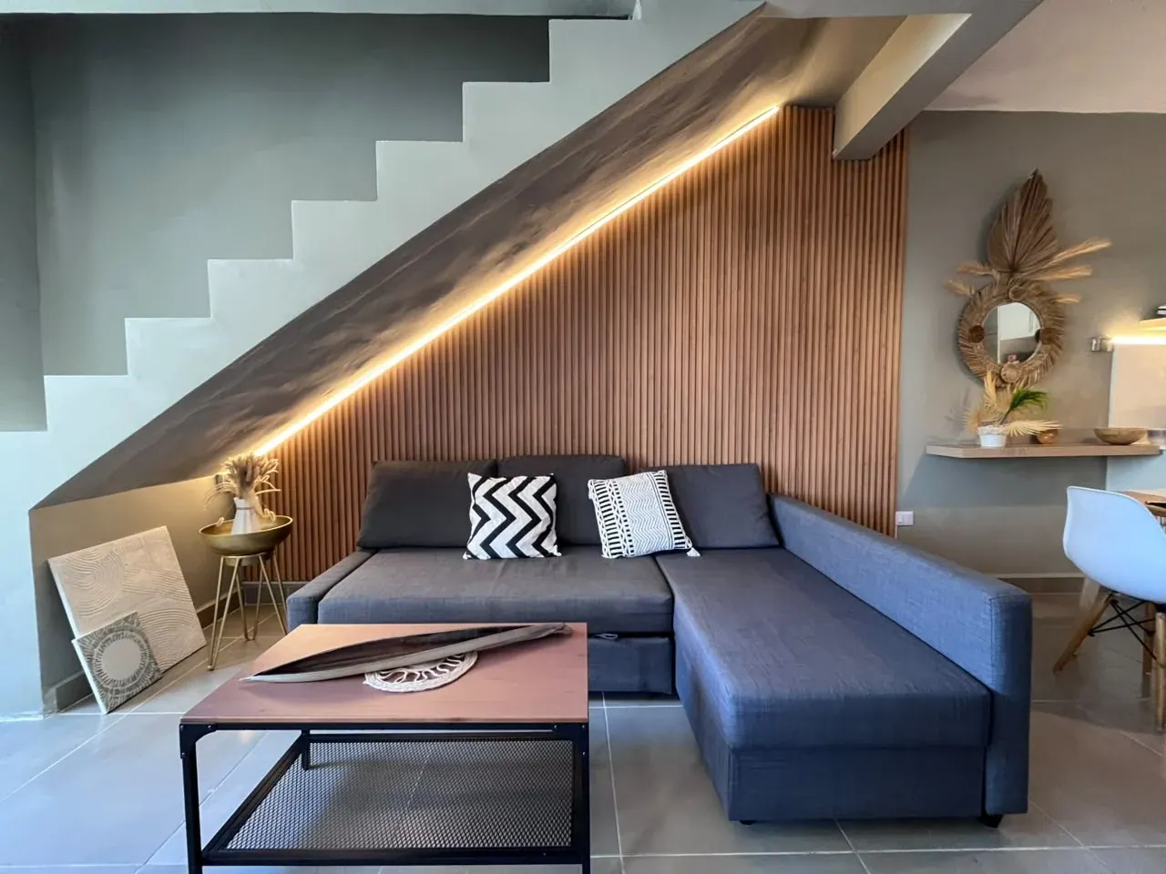 Sala bajo la escalera de Galería